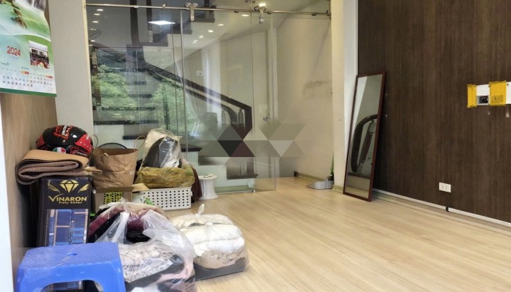 Chính chủ cho thuê nhà mặt phố kinh doanh Spa, VP, TT dạy học Trần Quốc Hoàn, Cầu Giấy.